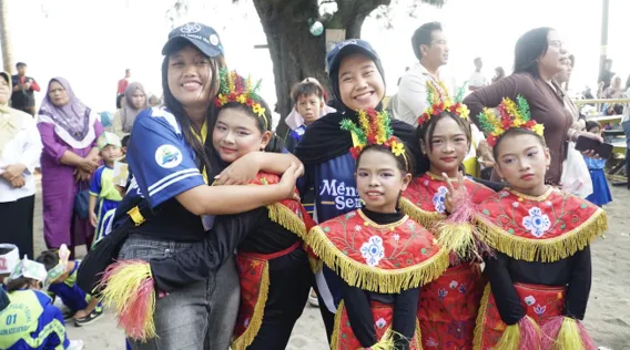 Keceriaan Anak-Anak dan Mahasiswa KKN UGM Mengisi Rangkaian Festival Keceriaan Anak-Anak dan Mahasiswa KKN UGM Mengisi Rangkaian Festival