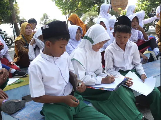 Siswa-siswi SD di Pulau Tidung saat Mengikuti Lomba Cerdas Cermat Siswa-siswi SD di Pulau Tidung saat Mengikuti Lomba Cerdas Cermat