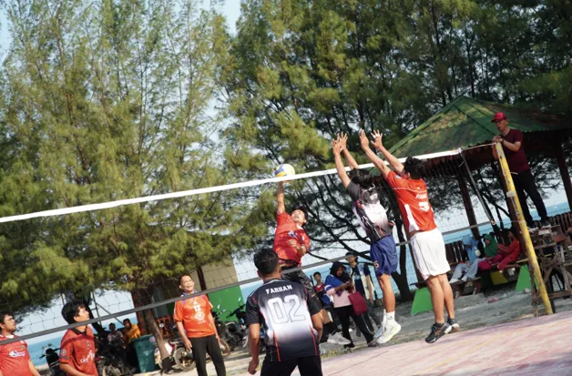 Kemeriahan Lomba Voli Antar RW di Lapangan Voli D'sah Kemeriahan Lomba Voli Antar RW di Lapangan Voli D'sah